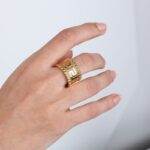 ⁦ذبلة ذهبية عريضة بتصميم فيرزاتشي لون ذهبي⁩ - الصورة ⁦2⁩