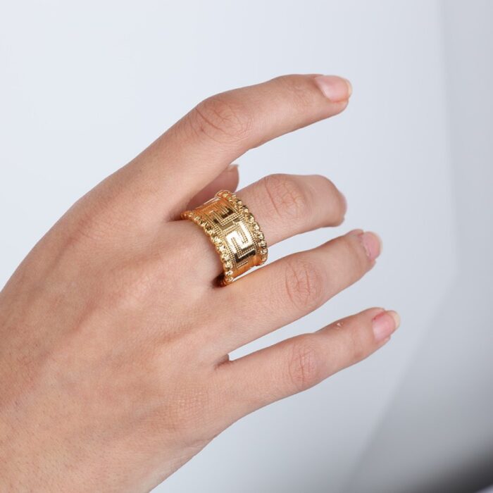 ⁦ذبلة ذهبية عريضة بتصميم فيرزاتشي لون ذهبي⁩ - الصورة ⁦2⁩