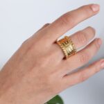 ⁦ذبلة ذهبية عريضة بتصميم فيرزاتشي لون ذهبي⁩ - الصورة ⁦3⁩