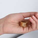 ⁦ذبلة ذهبية عريضة بتصميم فيرزاتشي لون ذهبي⁩ - الصورة ⁦4⁩