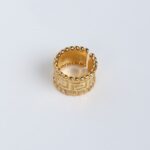 ⁦ذبلة ذهبية عريضة بتصميم فيرزاتشي لون ذهبي⁩ - الصورة ⁦5⁩