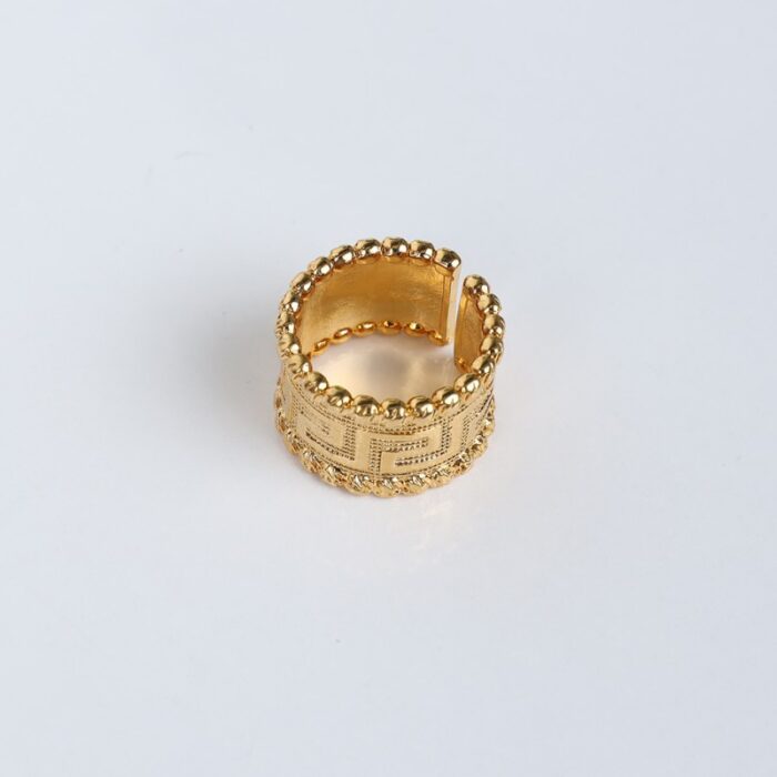 ⁦ذبلة ذهبية عريضة بتصميم فيرزاتشي لون ذهبي⁩ - الصورة ⁦5⁩