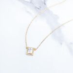 ⁦سلسال ذهبي بتصميم مربع أبيض⁩ - الصورة ⁦2⁩