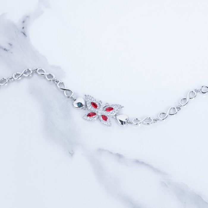 ⁦سوار فضي بتصميم فراشة لون أحمر⁩ - الصورة ⁦2⁩