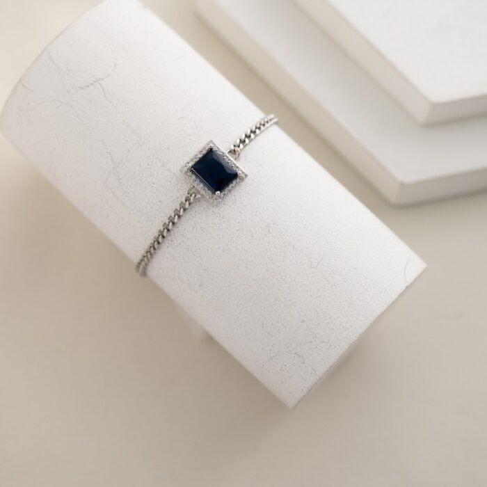 10336190_67dc56bd310e1 سوار فضي بتصميم زركون مربع كحلي - الصورة 1