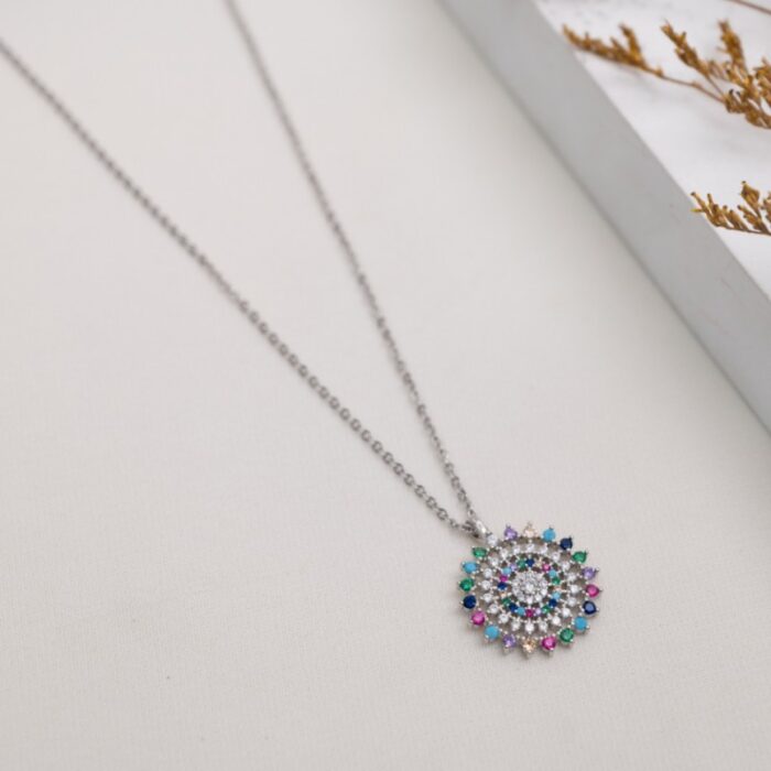 10336203_67dc56d54d256 سلسال فضي بتصميم دائري بأحجار ملونة - الصورة 1