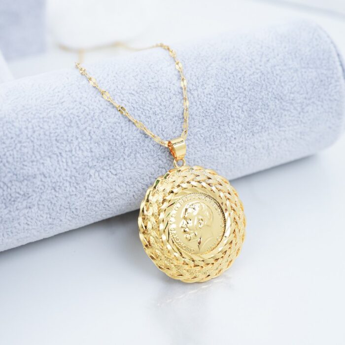 ⁦سلسال ذهبي بتصميم اونصة دائرية مجدل⁩ - الصورة ⁦1⁩