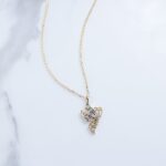 ⁦سلسال ذهبي بتصميم فراشة مع زركون ملون⁩ - الصورة ⁦2⁩