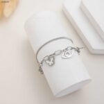 سوار فضي طبقتين بتصميم فراشة وعين لون أبيض