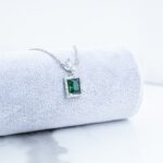 ⁦سلسال فضي بتصميم مستطيل أخضر⁩ - الصورة ⁦2⁩