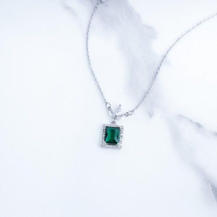 ⁦سلسال فضي بتصميم مستطيل أخضر⁩ - الصورة ⁦3⁩