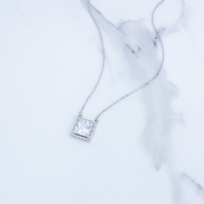 10336235_67dc5701a1d35 سلسال فضي بتصميم زركون مربع لون أبيض - الصورة 1