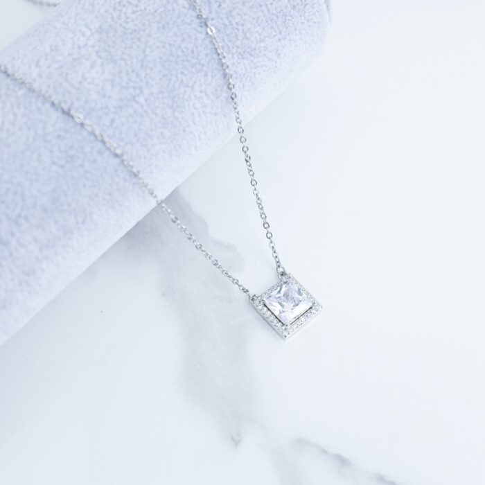 ⁦سلسال فضي بتصميم زركون مربع لون أبيض⁩ - الصورة ⁦2⁩