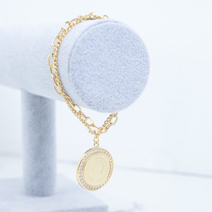 ⁦سوار ذهبي بتصميم ليرة مع زركون أبيض⁩ - الصورة ⁦3⁩