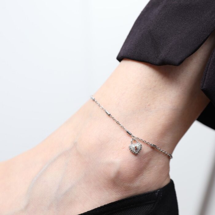 ⁦خلخال فضي بتصميم قفل على شكل قلب⁩ - الصورة ⁦2⁩