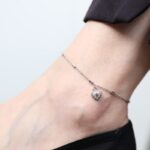 ⁦خلخال فضي بتصميم قفل على شكل قلب⁩ - الصورة ⁦3⁩