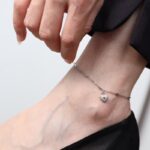 ⁦خلخال فضي بتصميم قفل على شكل قلب⁩ - الصورة ⁦4⁩