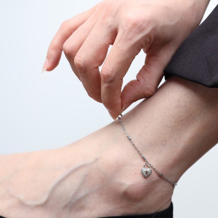 ⁦خلخال فضي بتصميم قفل على شكل قلب⁩ - الصورة ⁦5⁩