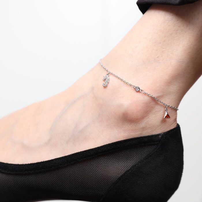 ⁦خلخال فضي بتصميم مثلث ملون⁩ - الصورة ⁦2⁩