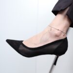 ⁦خلخال فضي بتصميم مثلث ملون⁩ - الصورة ⁦4⁩