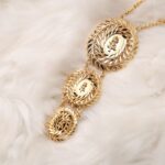 ⁦سلسال ذهبي 3 تعليقات بتصميم سبلة مع اونصة بداخلها وردة⁩ - الصورة ⁦2⁩