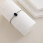 سوار فضي بتصميم دمعة لون كحلي