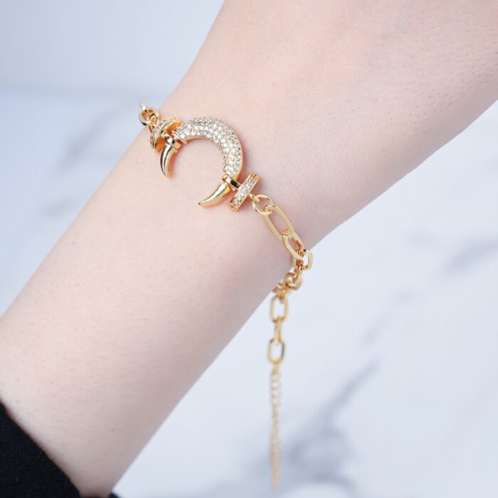 10336294_67dc574387058 سوار ذهبي بتصميم هلال مع زركون أبيض - الصورة 1