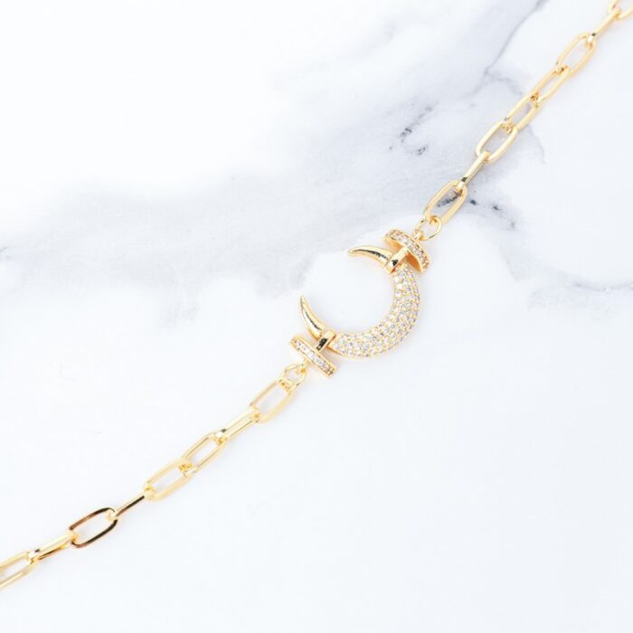 ⁦سوار ذهبي بتصميم هلال مع زركون أبيض⁩ - الصورة ⁦2⁩