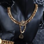 ⁦طقم قطعتين بتصميم جنزير وليرات لون ذهبي⁩ - الصورة ⁦2⁩