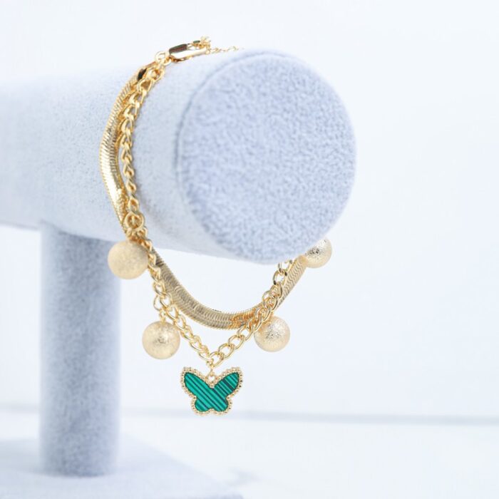 ⁦سوار ذهبي طبقتين بتصميم فراشة خضراء⁩ - الصورة ⁦2⁩