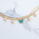 ⁦سوار ذهبي طبقتين بتصميم فراشة خضراء⁩ - الصورة ⁦3⁩