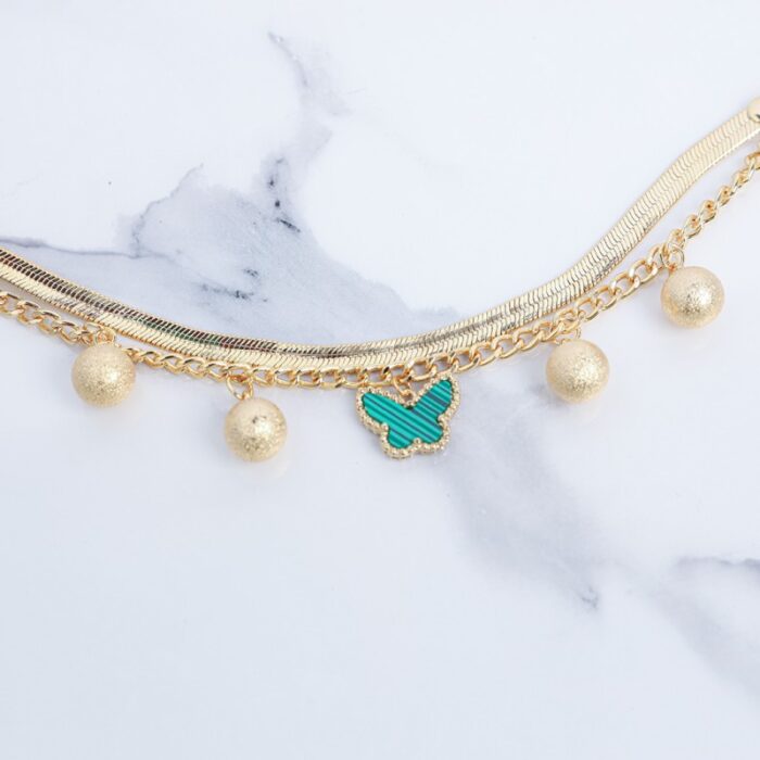 ⁦سوار ذهبي طبقتين بتصميم فراشة خضراء⁩ - الصورة ⁦3⁩