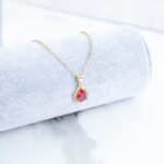 ⁦سلسال ذهبي بتصميم دمعة لون زهري⁩ - الصورة ⁦3⁩