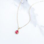 ⁦سلسال ذهبي بتصميم دمعة لون زهري⁩ - الصورة ⁦4⁩