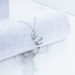 ⁦سلسال فضي بتصميم طائر زركون أزرق⁩ - الصورة ⁦2⁩