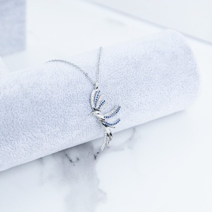 ⁦سلسال فضي بتصميم طائر زركون أزرق⁩ - الصورة ⁦2⁩