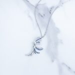 ⁦سلسال فضي بتصميم طائر زركون أزرق⁩ - الصورة ⁦3⁩