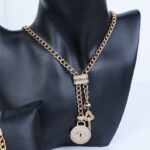 ⁦طقم اكسسوارات 3 قطع لون ذهبي بتصميم قفل ومفتاح حجم 7⁩ - الصورة ⁦2⁩