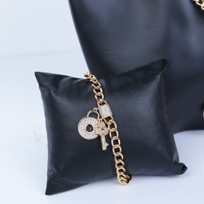 ⁦طقم اكسسوارات 3 قطع لون ذهبي بتصميم قفل ومفتاح حجم 7⁩ - الصورة ⁦4⁩