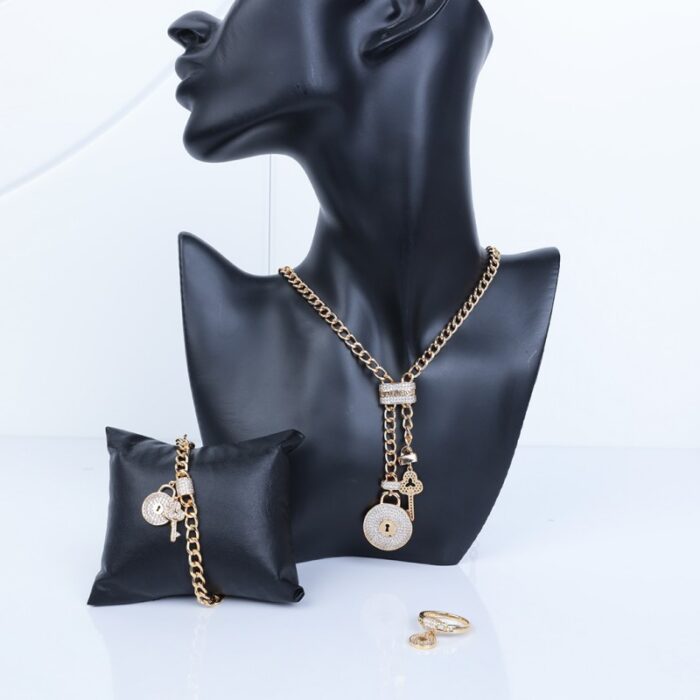 ⁦طقم اكسسوارات 3 قطع لون ذهبي بتصميم قفل ومفتاح حجم 7⁩ - الصورة ⁦6⁩