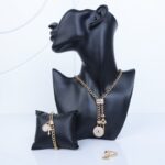 ⁦طقم اكسسوارات 3 قطع لون ذهبي بتصميم قفل ومفتاح حجم 7⁩ - الصورة ⁦7⁩