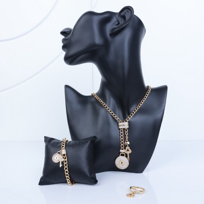 ⁦طقم اكسسوارات 3 قطع لون ذهبي بتصميم قفل ومفتاح حجم 7⁩ - الصورة ⁦7⁩