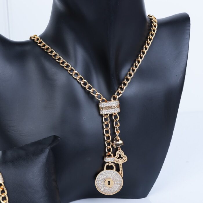 10336332_67dc57854a064 طقم اكسسوارات 3 قطع لون ذهبي بتصميم قفل ومفتاح حجم 8 - الصورة 1