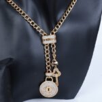 ⁦طقم اكسسوارات 3 قطع لون ذهبي بتصميم قفل ومفتاح حجم 8⁩ - الصورة ⁦2⁩