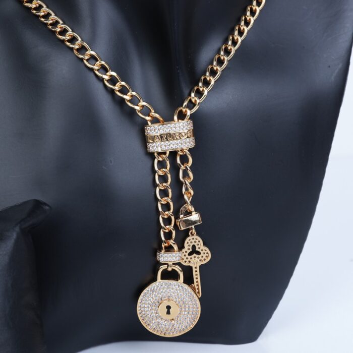 ⁦طقم اكسسوارات 3 قطع لون ذهبي بتصميم قفل ومفتاح حجم 8⁩ - الصورة ⁦2⁩