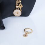 ⁦طقم اكسسوارات 3 قطع لون ذهبي بتصميم قفل ومفتاح حجم 8⁩ - الصورة ⁦4⁩