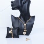 ⁦طقم اكسسوارات 3 قطع لون ذهبي بتصميم قفل ومفتاح حجم 8⁩ - الصورة ⁦5⁩