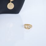 ⁦طقم اكسسورارت 4 قطع بتصميم جنزير وليرات لون ذهبي⁩ - الصورة ⁦3⁩