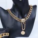 ⁦طقم اكسسورارت 4 قطع بتصميم جنزير وليرات لون ذهبي⁩ - الصورة ⁦4⁩