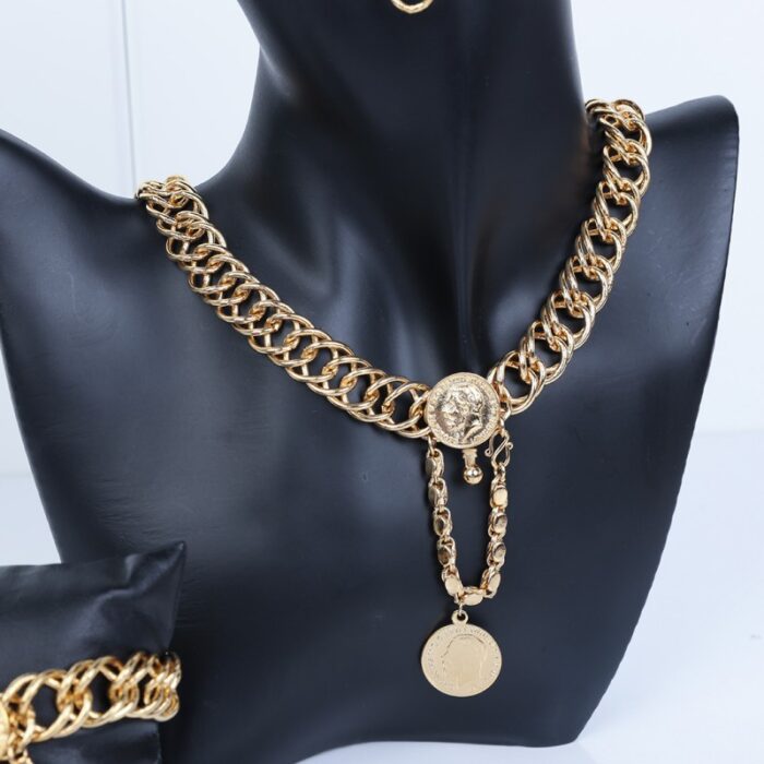 ⁦طقم اكسسورارت 4 قطع بتصميم جنزير وليرات لون ذهبي⁩ - الصورة ⁦4⁩